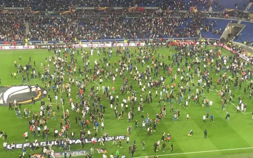 Ảnh bài viết CĐV đánh nhau kinh hoàng, trận Lyon - Besiktas bị hoãn 46 phút