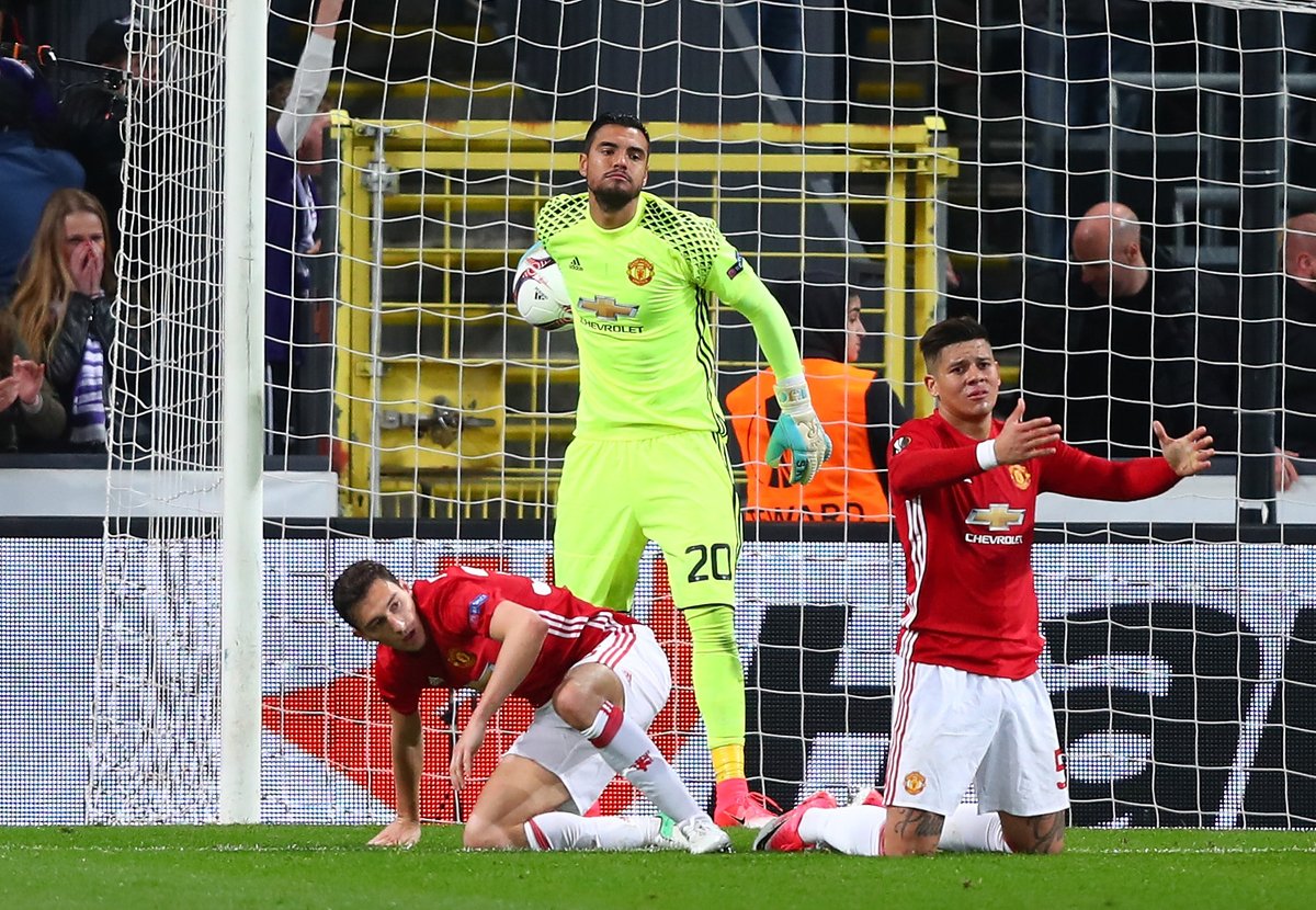 Fellaini vào sân báo hại, Man United đánh rơi chiến thắng những phút cuối