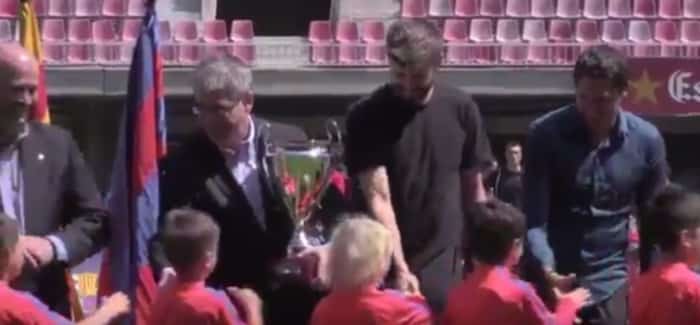 Gerard Pique bất ngờ bị fan nhí 'chơi xỏ'