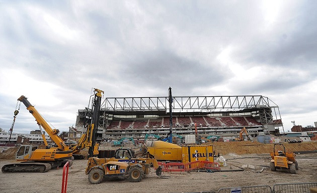 Sân Upton Park hơn 100 năm tuổi tan hoang thảm thương