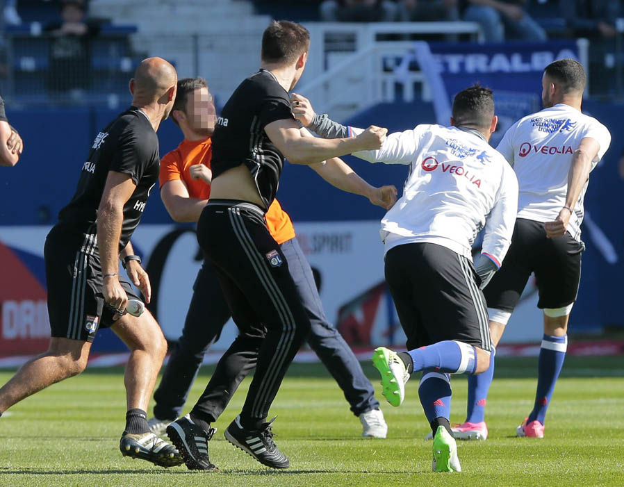 Chùm ảnh: Cầu thủ Lyon quá sốc khi bị CĐV Bastia tấn công