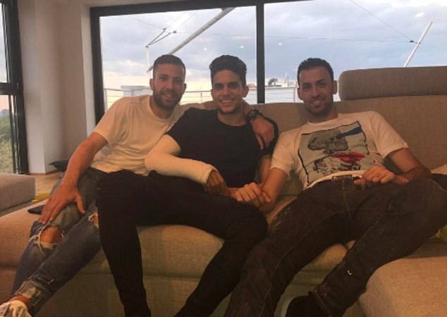 Ảnh bài viết Alba và Busquets lặn lội sang Đức thăm Bartra