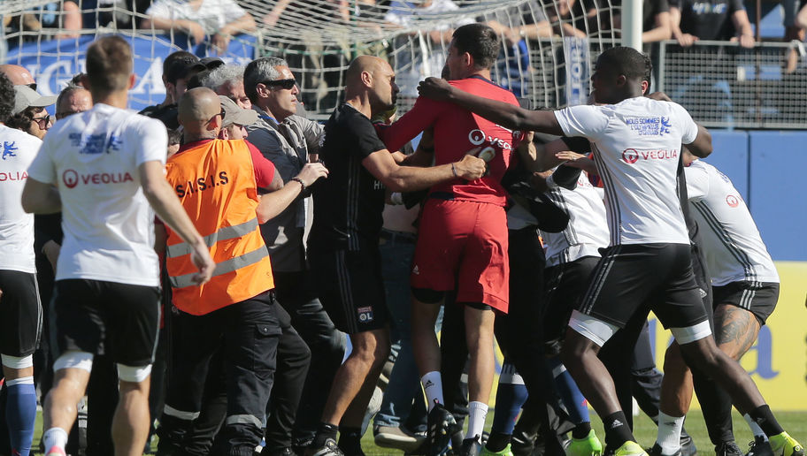 CĐV 2 lần tấn công cầu thủ, trận SC Bastia - Lyon bị hủy