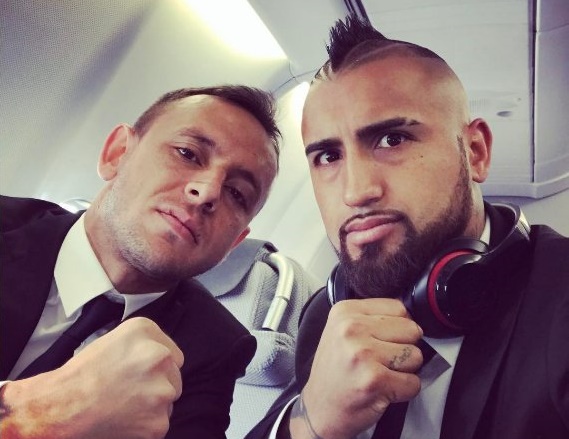 Ảnh bài viết Các ngôi sao Bayern thi nhau selfie trên đường tới Madrid