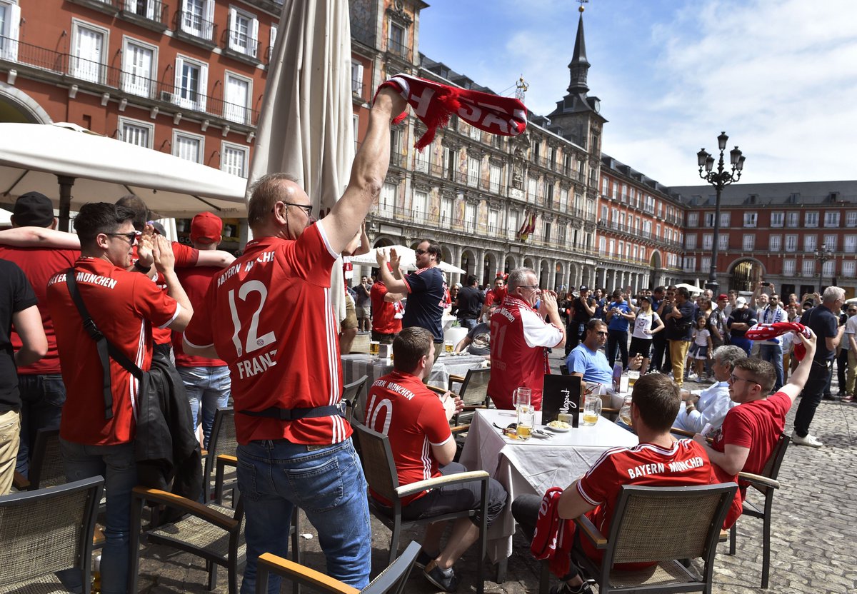 Ảnh bài viết Chùm ảnh: CĐV Bayern Munich "náo loạn" đường phố Madrid