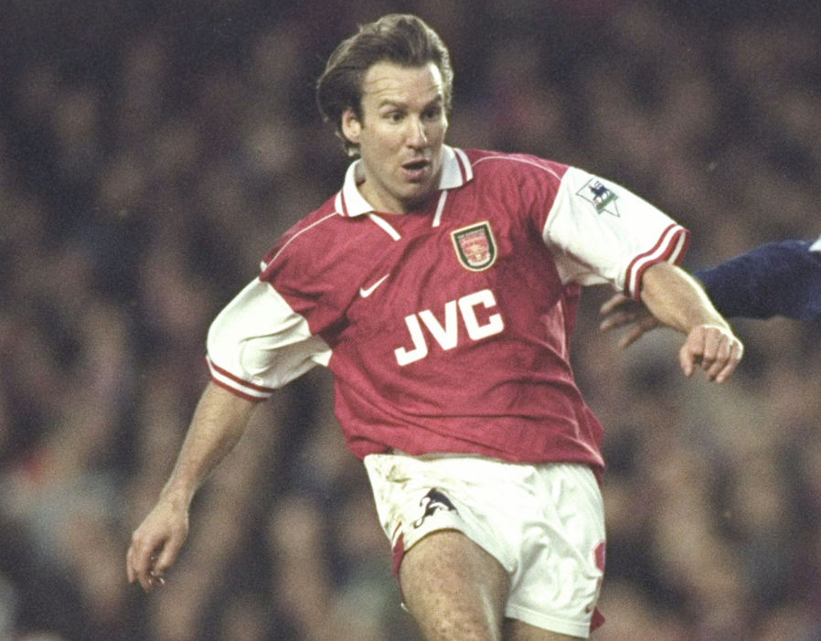 Đội hình 3 hậu vệ Arsene Wenger dùng cách đây 20 năm