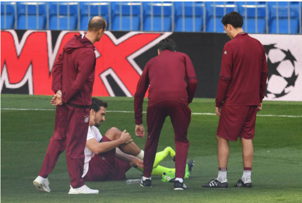 Ảnh bài viết Mats Hummels ôm gối trên sân, Ancelotti lo ra mặt