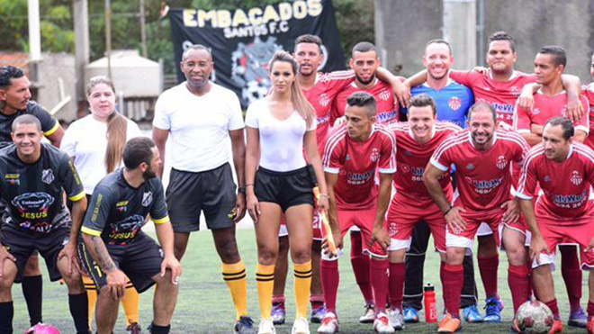 Trọng tài không nội y khiến dàn cầu thủ Brazil chăm chú nhìn vào vòng một