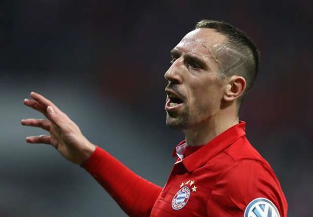 Bức xúc trọng tài, Ribery trở thành 'anh hùng bàn phím'