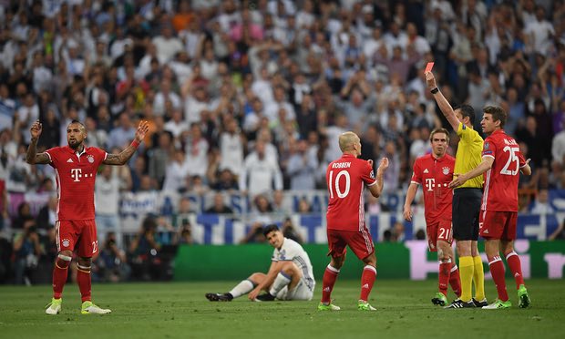 TRANH CÃI: Trọng tài ĐÚNG khi đuổi Vidal, Bayern cũng được HƯỞNG LỢI