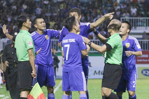 Ảnh bài viết V-League thành giải làng: Giữ ghế xong rồi tính!