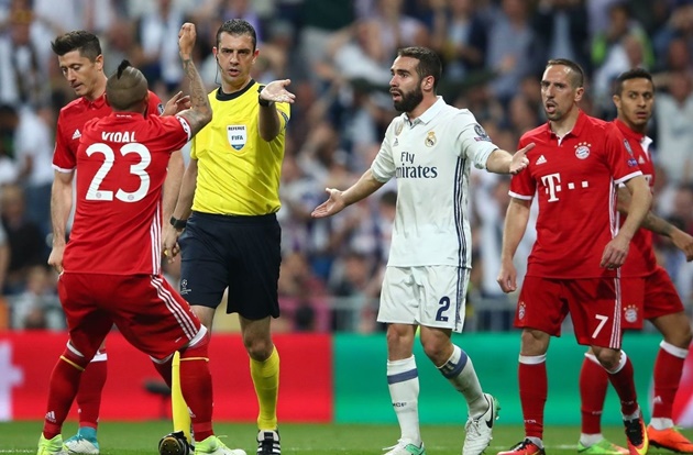 Trọng tài 'chôn vùi' Bayern: Viktor Kassai & Quá khứ bất hảo