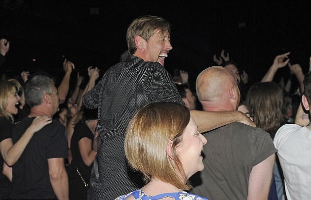 Ảnh bài viết Giải cơn khát bàn thắng, cựu sao Liverpool đến quán bar "thác loạn"