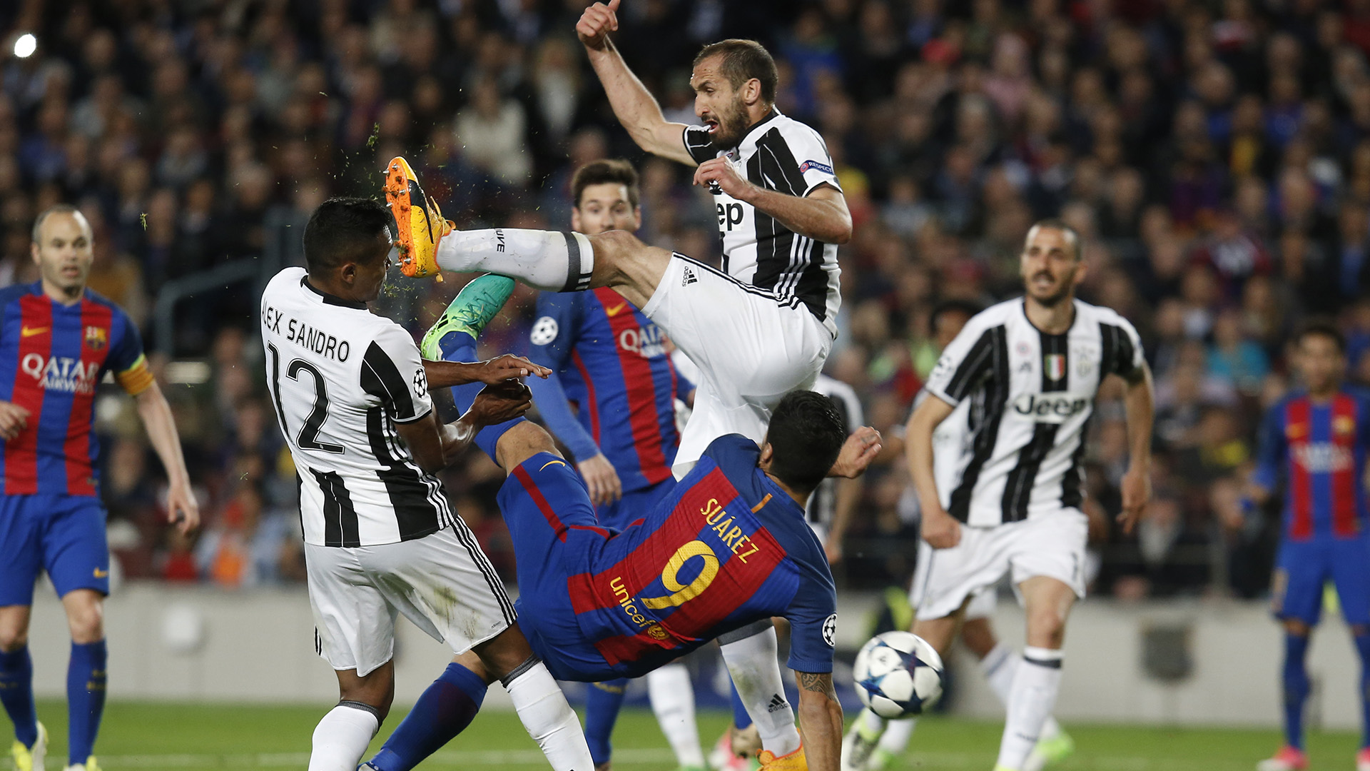 Nhìn từ khán đài: Juve tìm lại bản ngã, Barca "đánh mất chính mình"