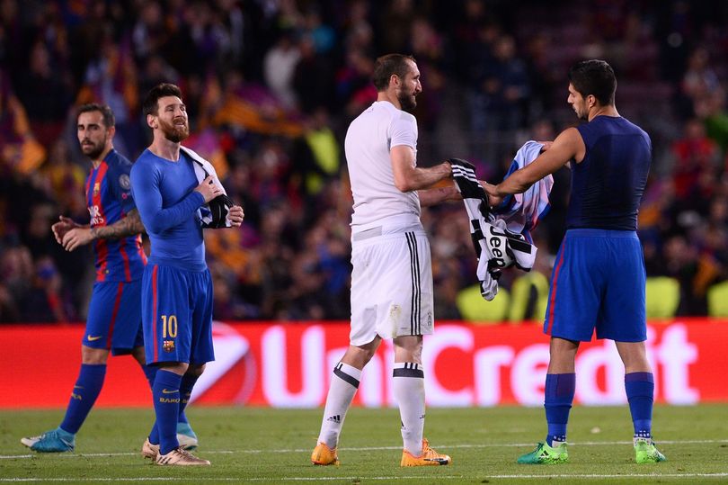 Suarez và Chiellini "hóa thù thành bạn"