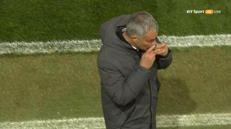 Mourinho dùng bùa để giúp Man Utd thoát khỏi 'ma ám' từ Hòa Minzy?