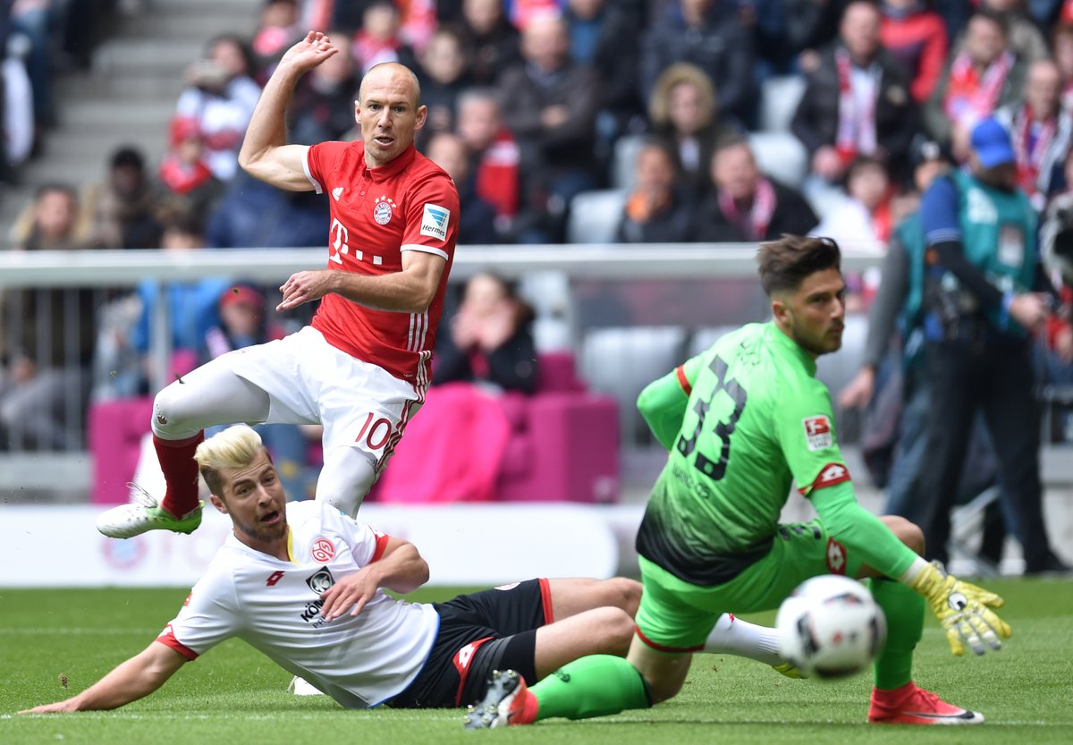 Arjen Robben sút góc hẹp san bằng tỷ số cho Bayern (Bayern Munich 1-1 Mainz 05, vòng 34 Bundesliga)