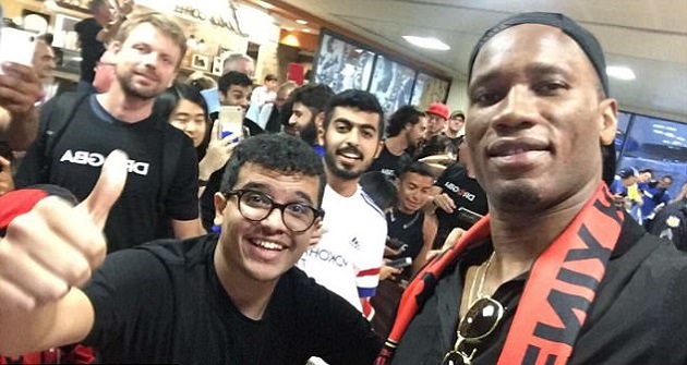 Drogba tự sướng ngay sân bay với người hâm mộ Phoenix Rising