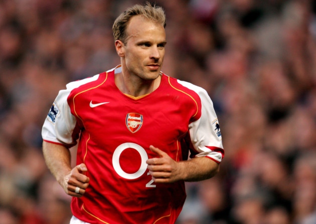 Những điều khoản hợp đồng lạ đời trong lịch sử: ‘Bó tay’ với Bergkamp