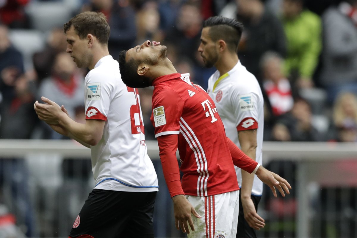 Thiago sút ngoài vòng cấm san bằng tỷ số 2-2 cho Bayern (Bayern Munich 2-2 Mainz 05, vòng 34 Bundesliga)