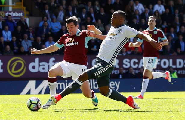 Ảnh bài viết 5 điểm nhấn Burnley 0-2 M.U: Quỷ đỏ khiến Man City 'lạnh gáy'