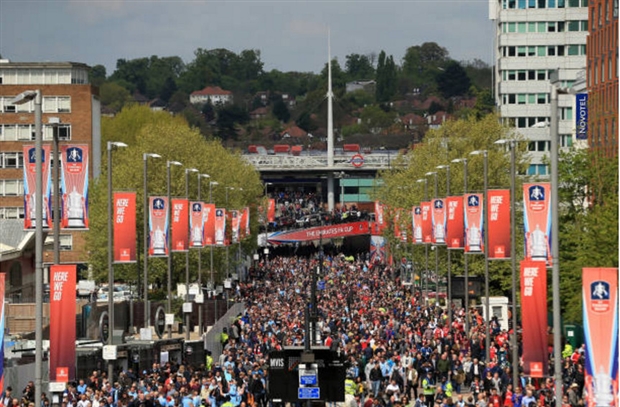 Ảnh bài viết Rừng người ồ ạt đổ về Wembley chờ đại chiến giữa Arsenal và Man City