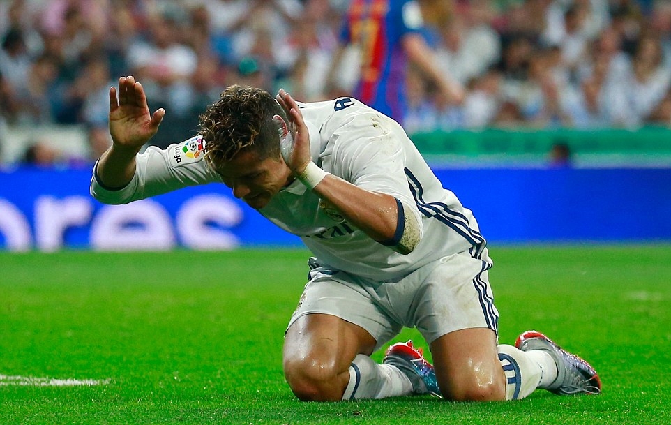 5 điểm nhấn Real 2–3 Barca: Ronaldo cúi đầu trước Messi