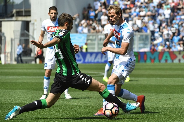 Ảnh bài viết Bị Sassuolo níu chân, Napoli lỡ cơ hội bám đuổi Roma