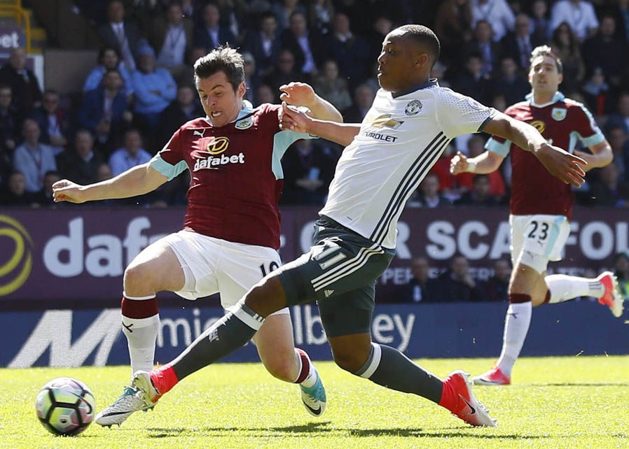 Chấm điểm M.U trận gặp Burnley: Giá trị Pogba; Martial 'trả lời' Mourinho