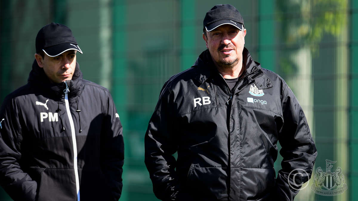 Ảnh bài viết Chuẩn bị trở lại Ngoại hạng Anh, Benitez và các học trò không thể "ngừng cười"