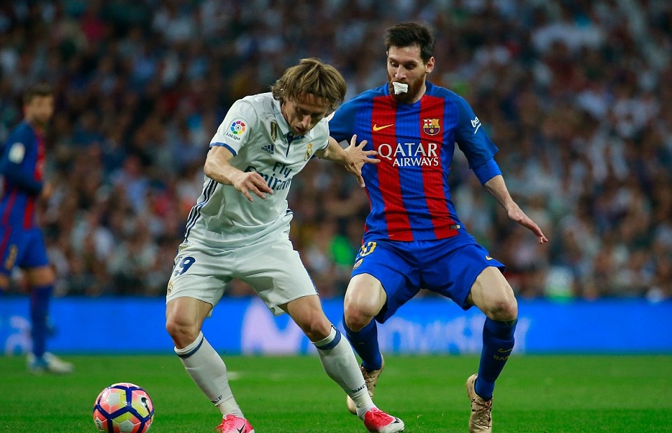 Chùm ảnh: Messi ngậm bông băng vẫn giúp Barca đánh bại Real