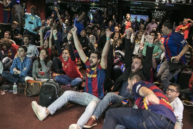 Muôn vàn sắc thái của CĐV Barcelona trong thắng lợi trước Real