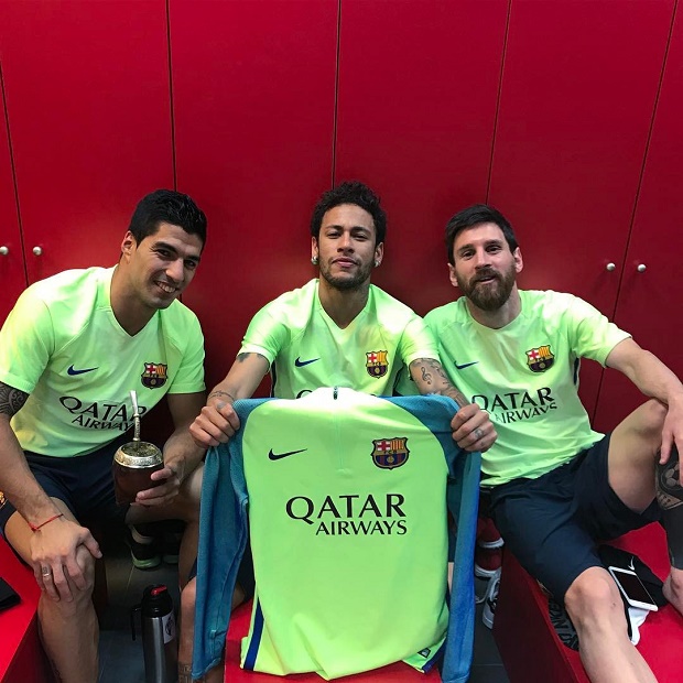 Neymar bắt chước pha ăn mừng 'phơi áo' của Messi