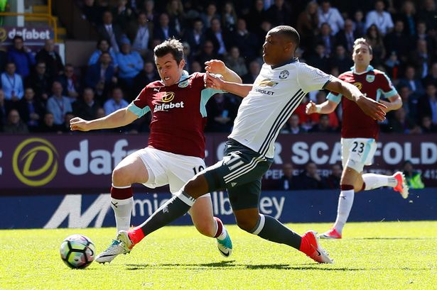 Ảnh bài viết Song sát Martial & Benteke thống lĩnh ĐHTB vòng 34 Ngoại hạng Anh