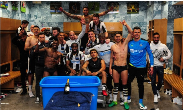 Ảnh bài viết Sao Newcastle 'quẩy' tưng bừng sau khi lên hạng