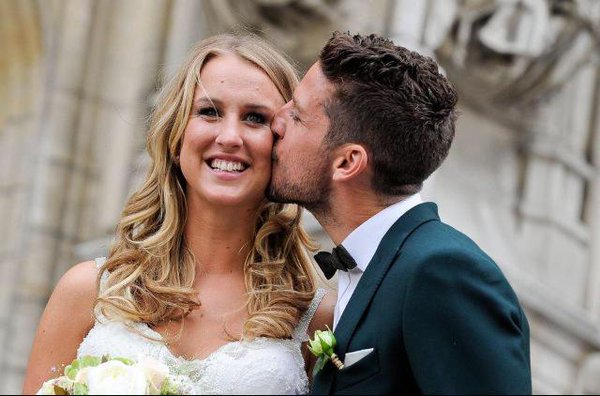 Napoli điêu đứng vì... WAGs