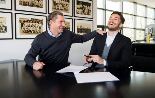 Ảnh bài viết Nuri Sahin cười hết ga ký hợp đồng mới cùng Dortmund