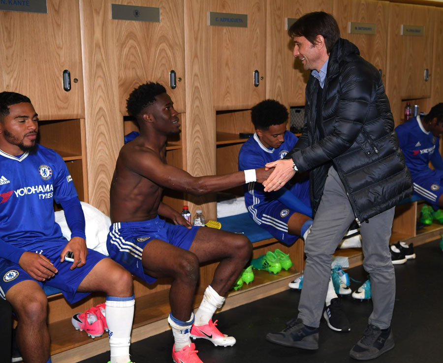 Ảnh bài viết Chùm ảnh: Vô địch FA, Conte vào tận phòng thay đồ chung vui với sao trẻ Chelsea