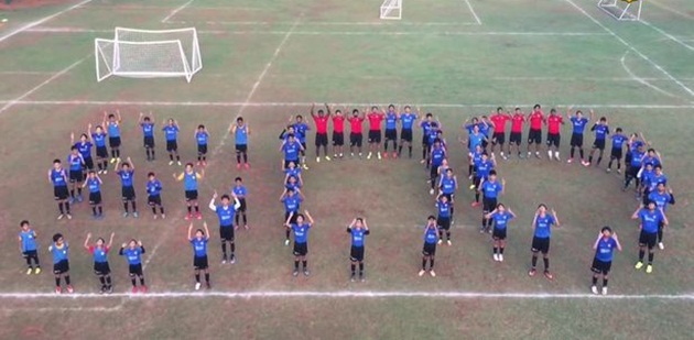 Ảnh bài viết Fan nhí xếp chữ chúc mừng bàn thắng 500 của Messi