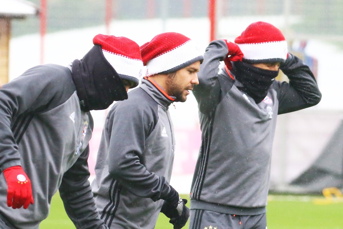 Ảnh bài viết Đội nón tập luyện, các cầu thủ Bayern trông không khác ông già Noel