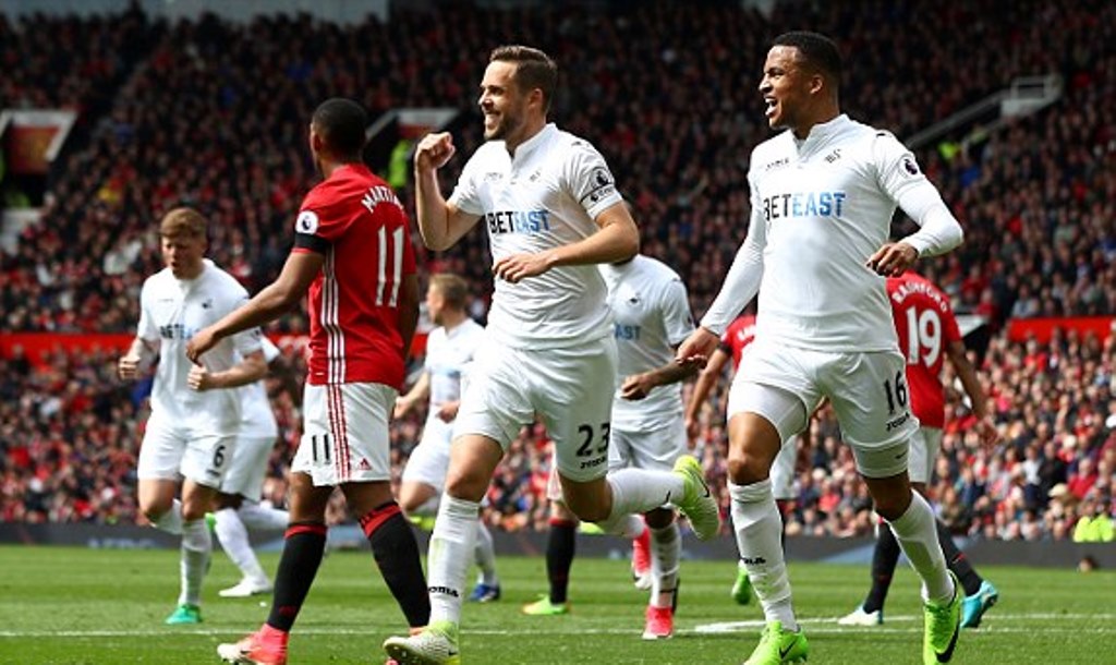 Ảnh bài viết Sigurdsson có siêu phẩm, 'Vua hòa' lỡ cơ hội vào top 3