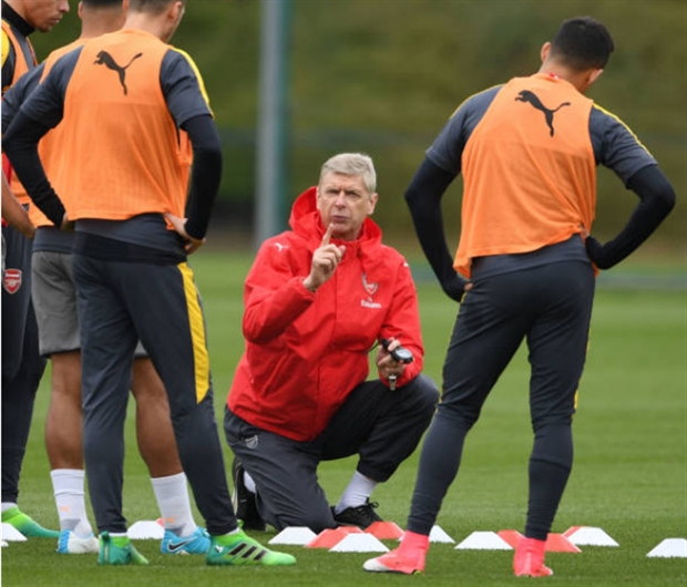 Wenger đứng ngồi không yên trước thềm Derby London