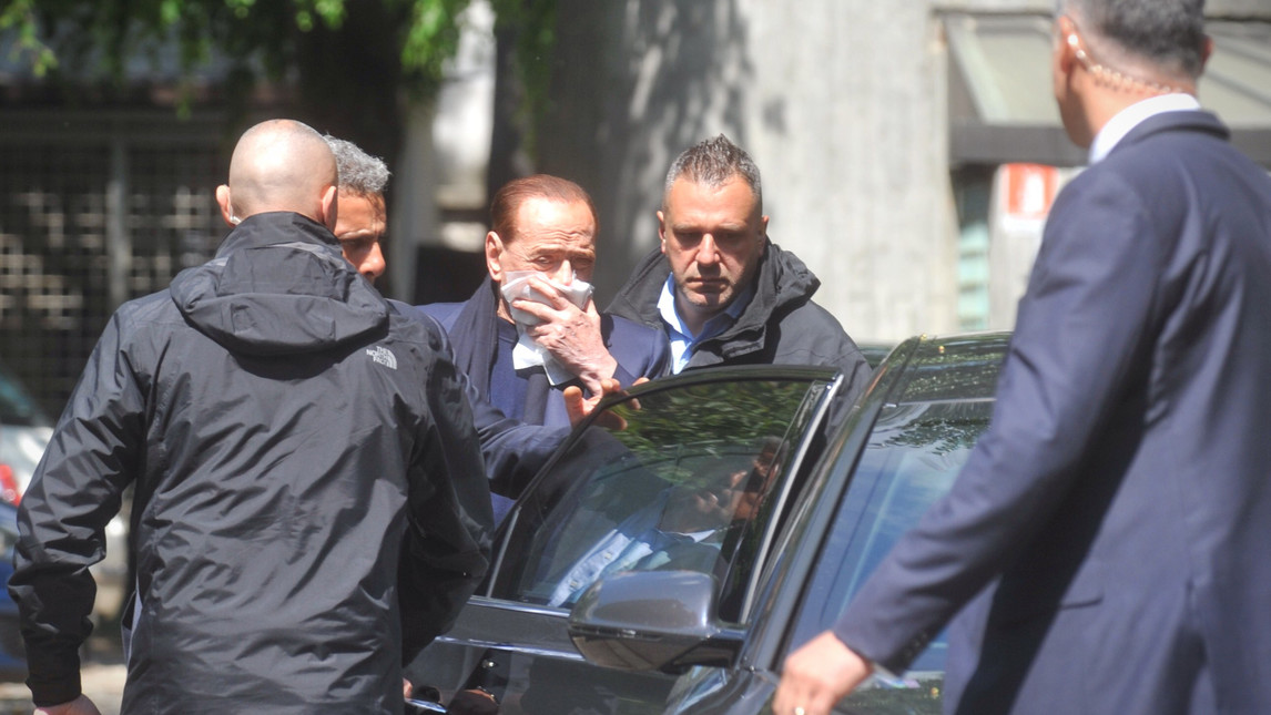 Ảnh bài viết Cựu chủ tịch Berlusconi té dập mặt, không dám tiếp phóng viên