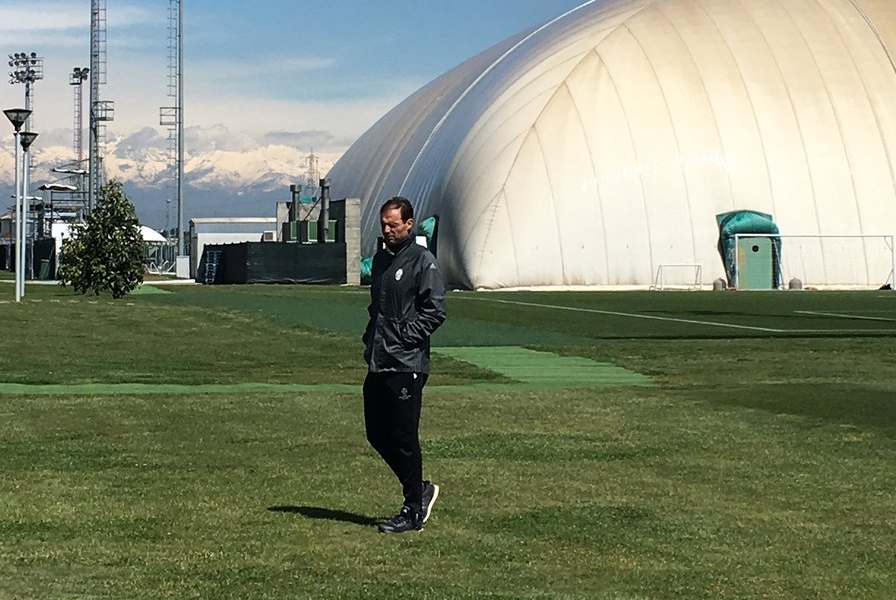 Ảnh bài viết Allegri cùng các học trò vật vờ ra sân tập trước giờ sang Monaco