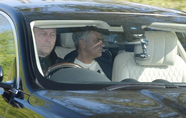 Ảnh bài viết Mourinho đăm chiêu trên đường đến sân tập Carrington 