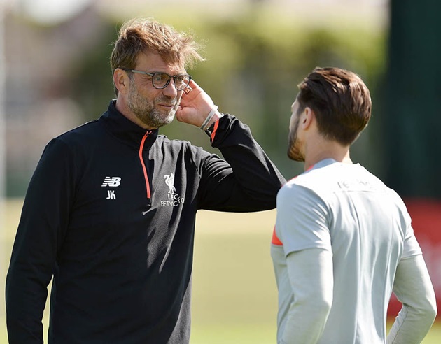 Ảnh bài viết Klopp chỉ bảo tận tình trò cưng Lallana trên sân tập