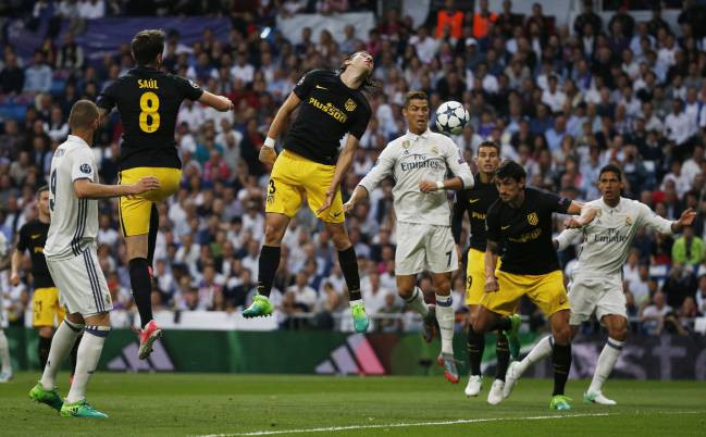 Ronaldo chờ trọng tài để xác minh việt vị hay không ở pha mở tỷ số