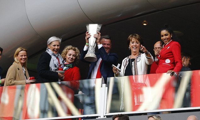 Ảnh bài viết Chùm ảnh: Biển người tràn ngập Amsterdam, Van Gaal nâng cúp Europa League