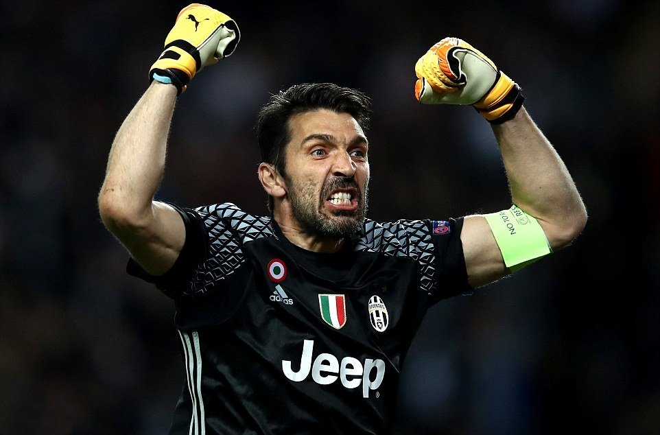 Gianluigi Buffon là người Italia thứ 2 làm được điều này