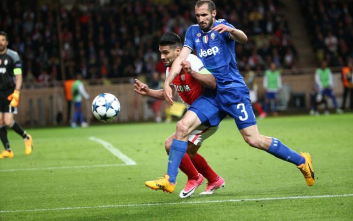 Tình huống chơi xấu của Giorgio Chiellini với Radamel Falcao